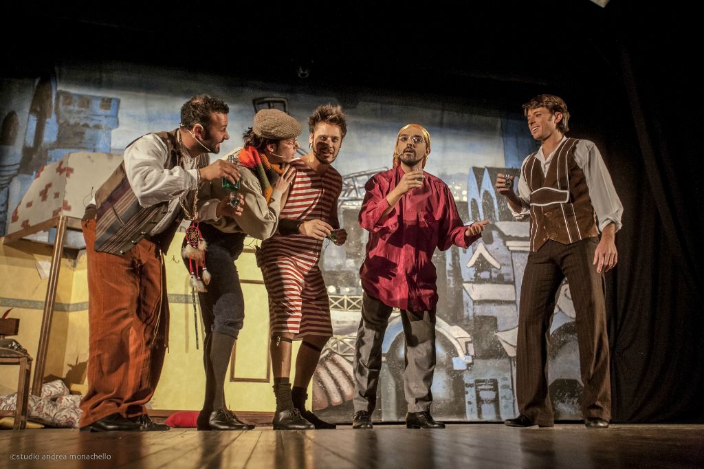 Cinque uomini bohémien in scena comica con bottiglie e bicchieri