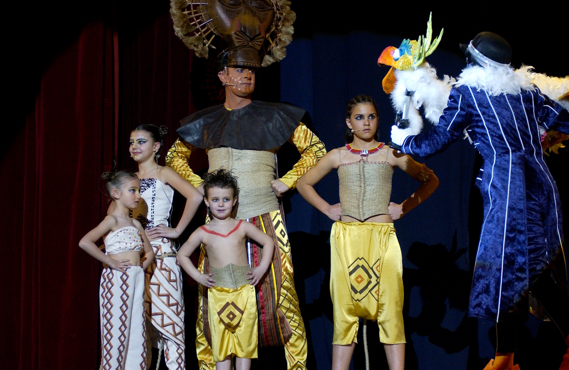 Il gruppo delle Leonesse e dei cuccioli schierati sul palco con Zazu