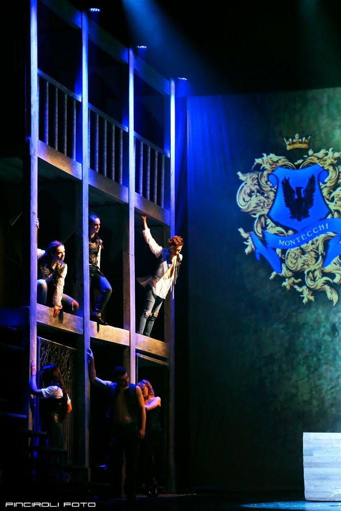 I Montecchi in blu accanto al loro stemma