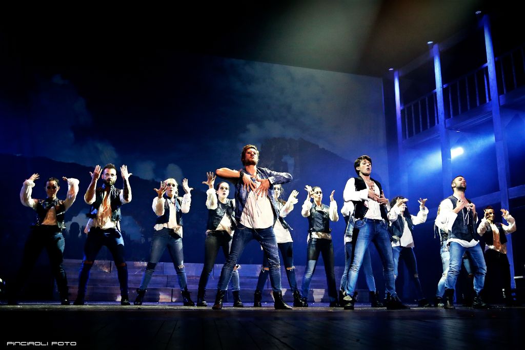 I ragazzi di Verona ballano in coreografia