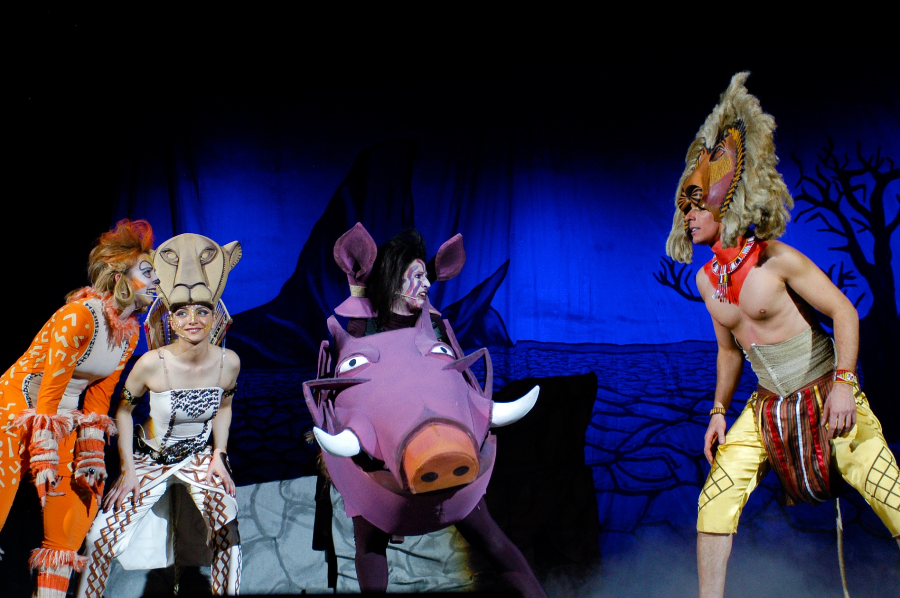 Nala, Timon, Pumbaa e Simba adulto insieme sul palco