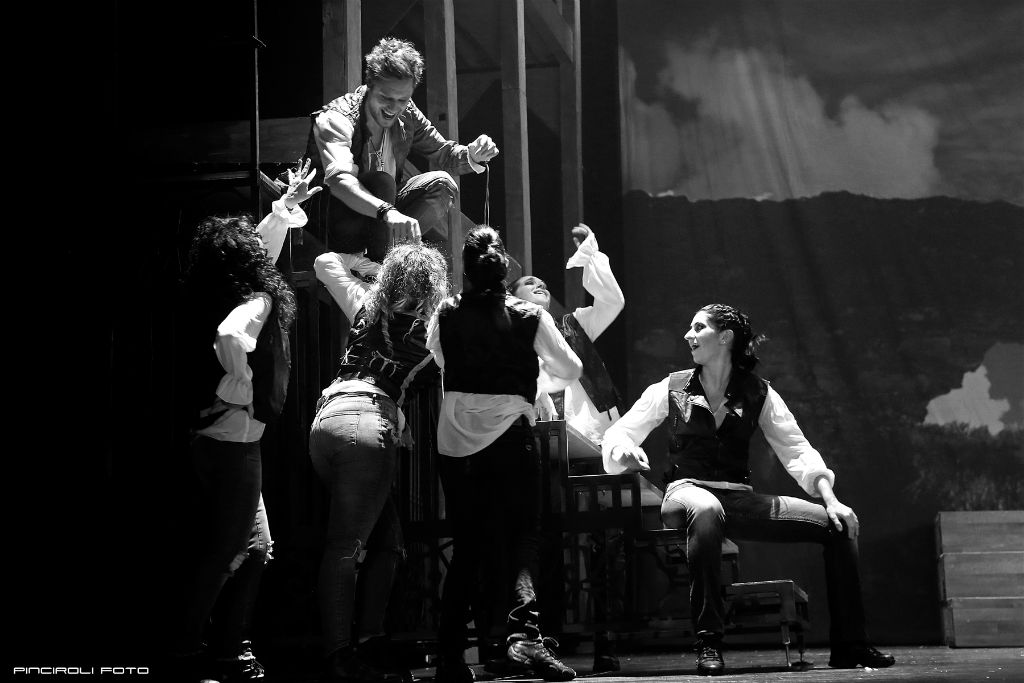 Romeo affacciato dal ballatoio osserva la compagnia