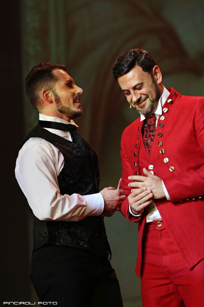 Due uomini eleganti si stringono le mani sorridendo