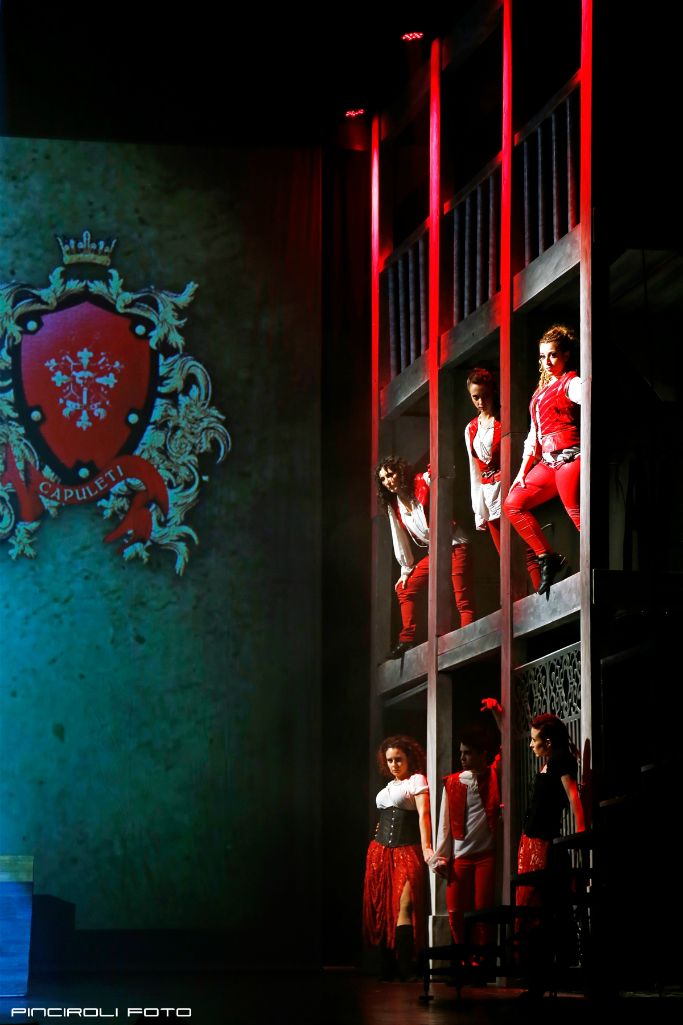 I Capuleti in rosso sulla scalinata
