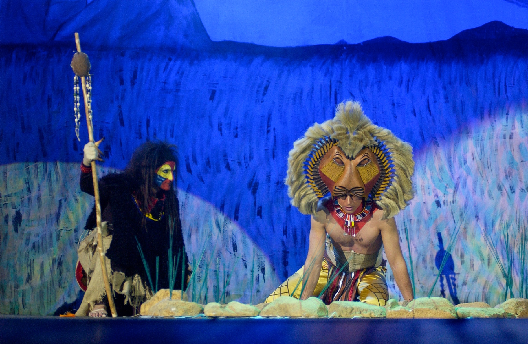 Rafiki e Simba alla pozza d'acqua nella savana blu