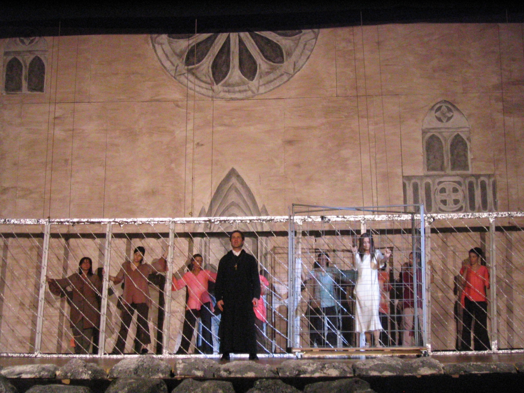 Esmeralda in gabbia mentre il coro assiste alla scena finale