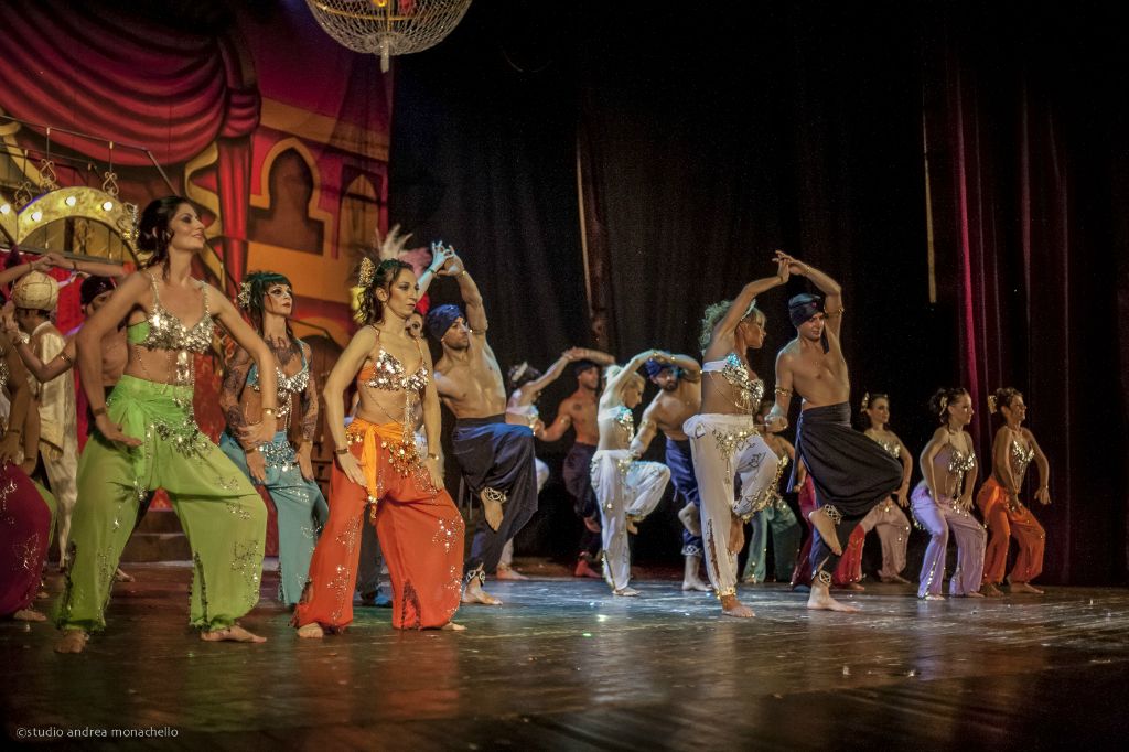 Coreografia con costumi colorati in stile mediorientale