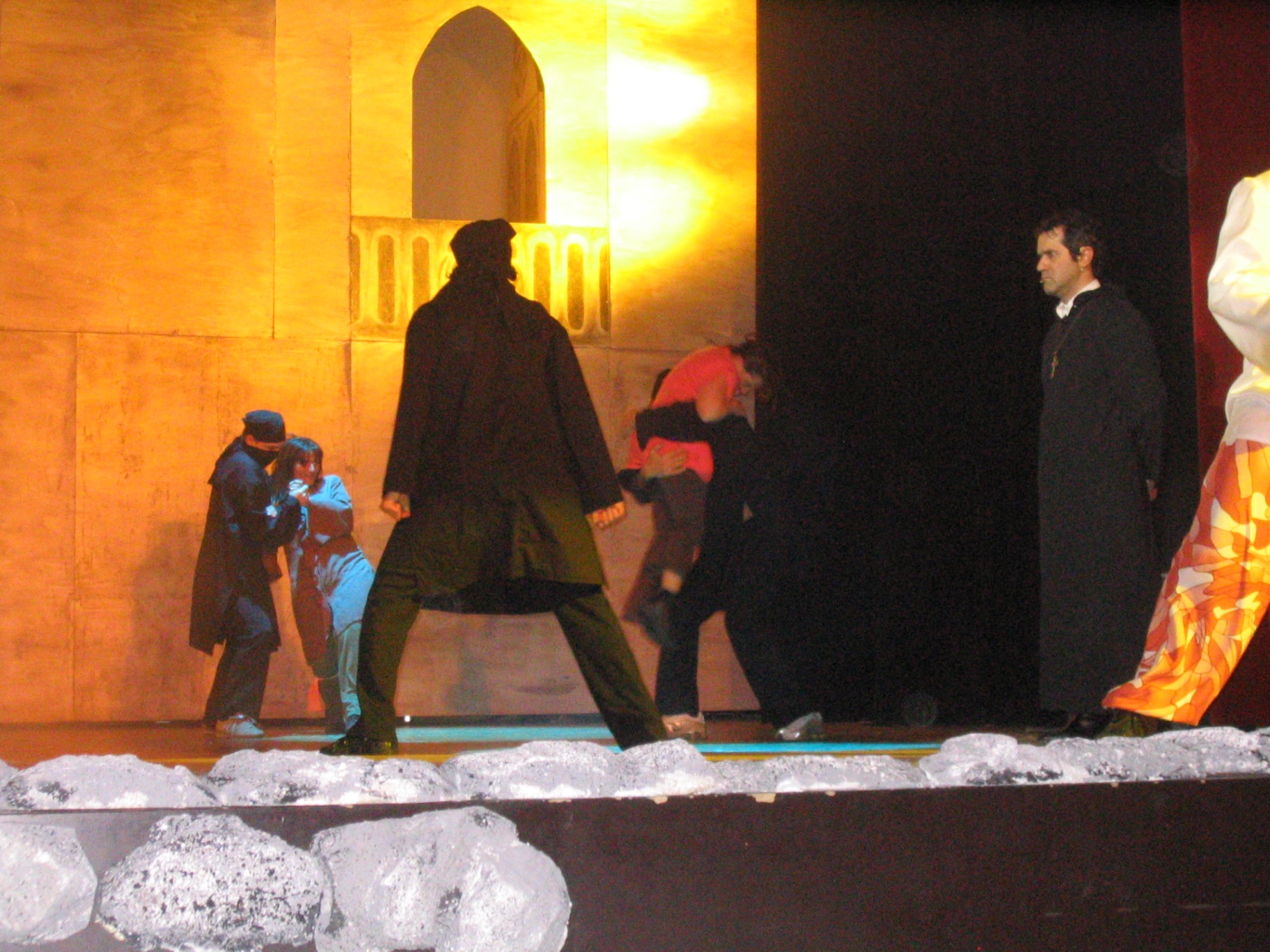 Frollo al centro con religiosi e figure ai lati davanti alla cattedrale