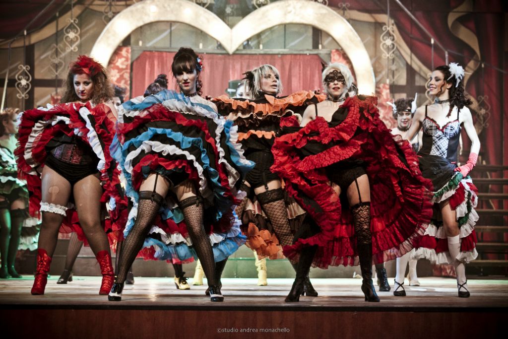 Ballerine di can-can con gonne colorate aperte a ventaglio