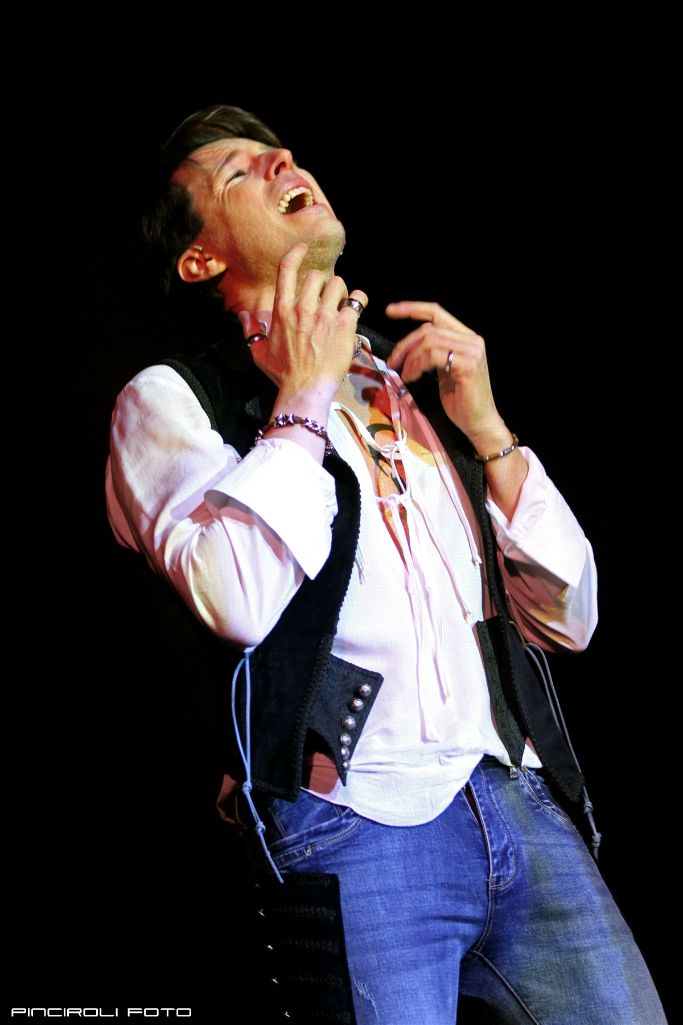 Romeo canta a testa alta con espressione intensa
