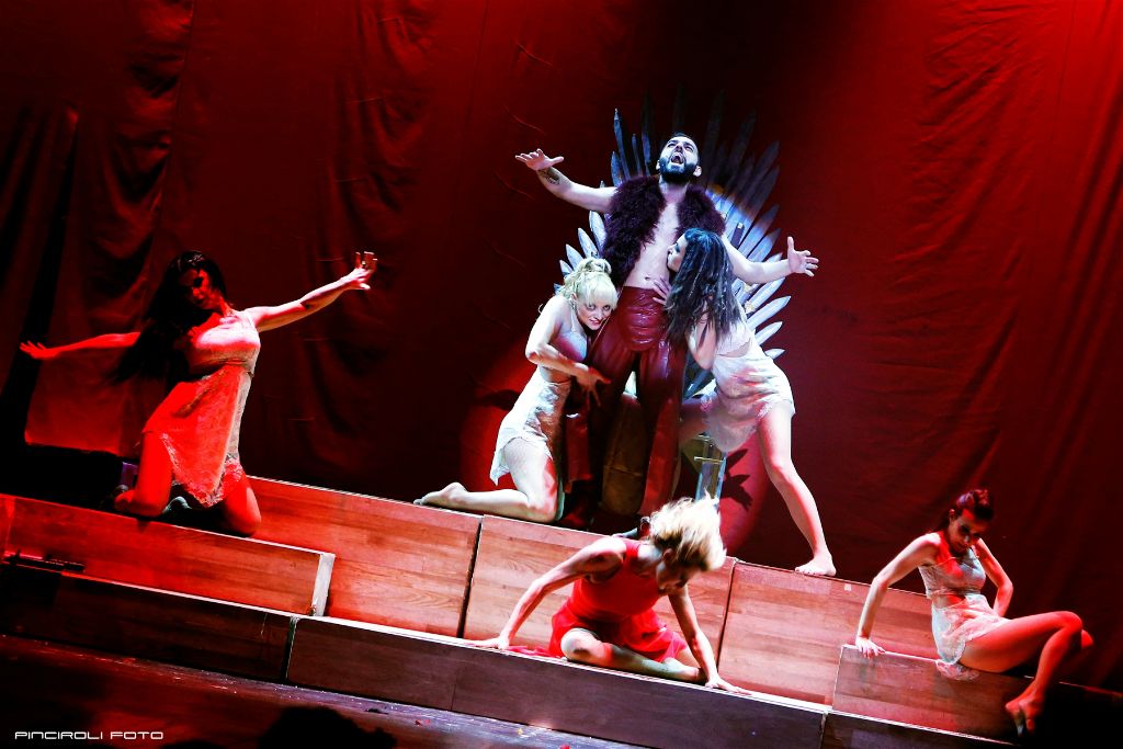 Scena rosso fuoco con la Morte al trono di spade
