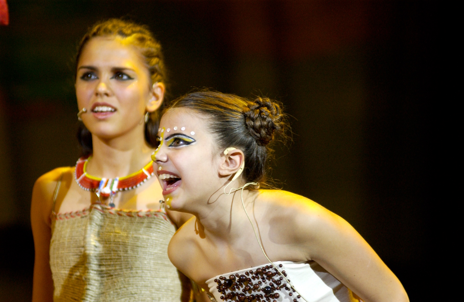 Due leonesse cantano insieme nel finale
