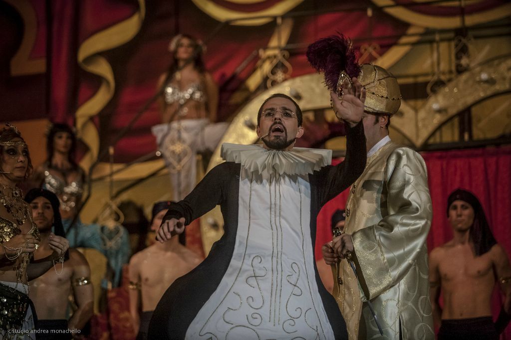 Maestro di cerimonie con gorgiera e Maharajah cantano davanti all'ensemble orientale
