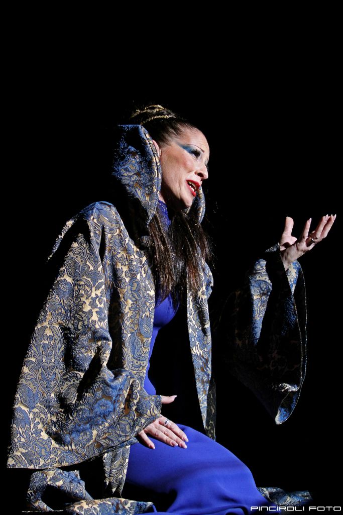 Madonna Montecchi in abito blu e oro implorante