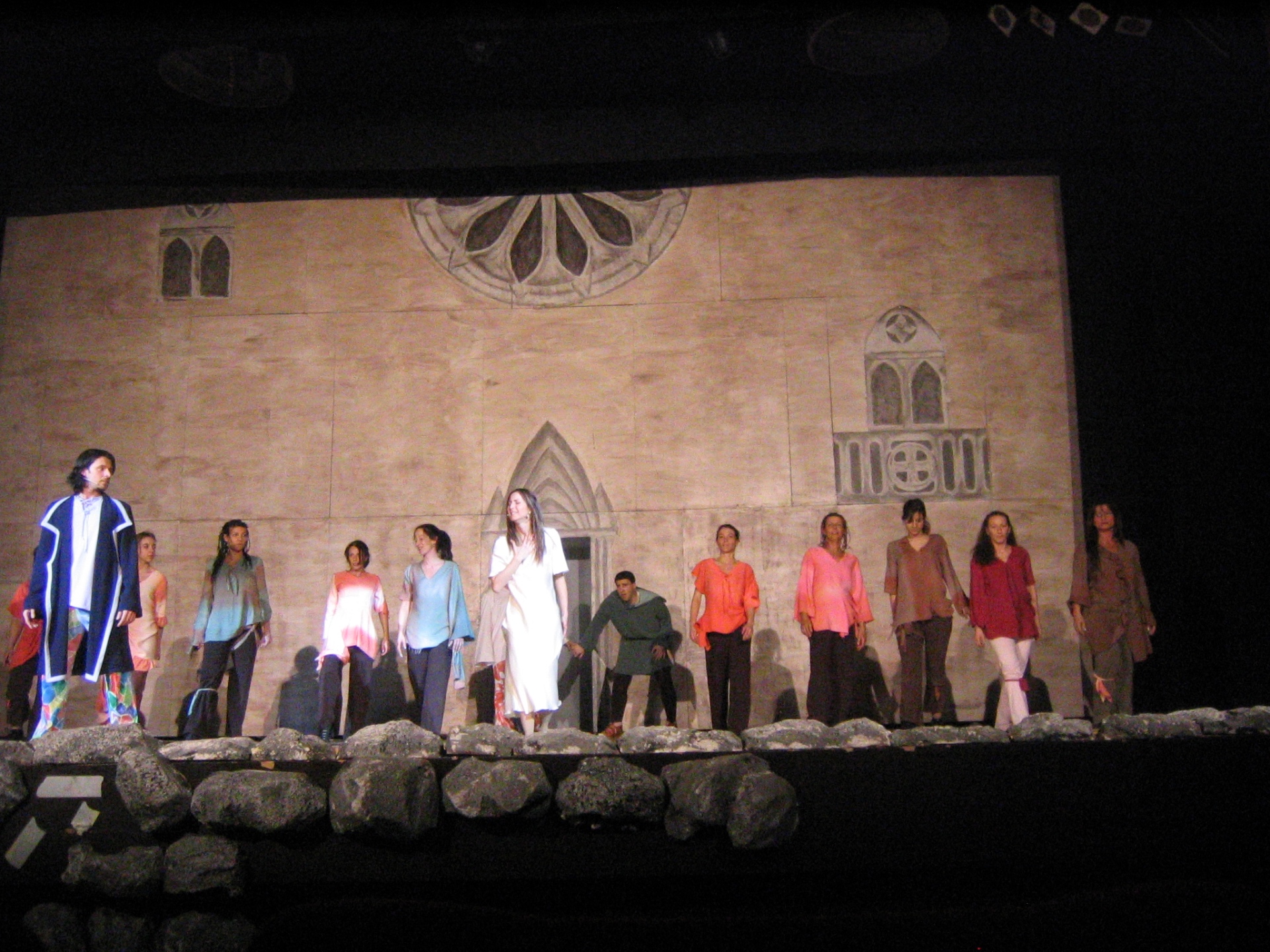 Coro allineato davanti alla facciata della cattedrale con Frollo a sinistra