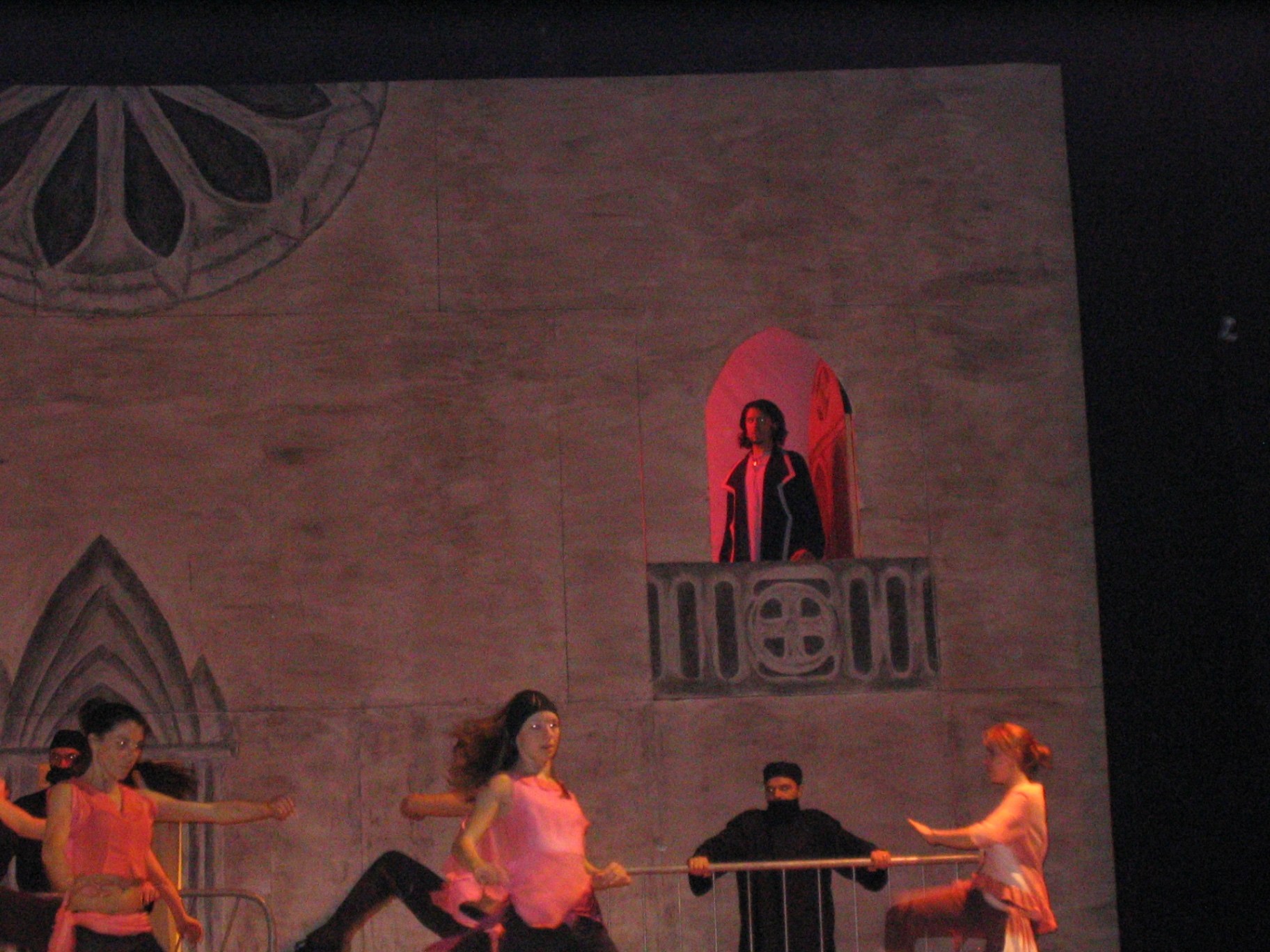 Danza concitata in luce rossa con Frollo alla bifora sullo sfondo