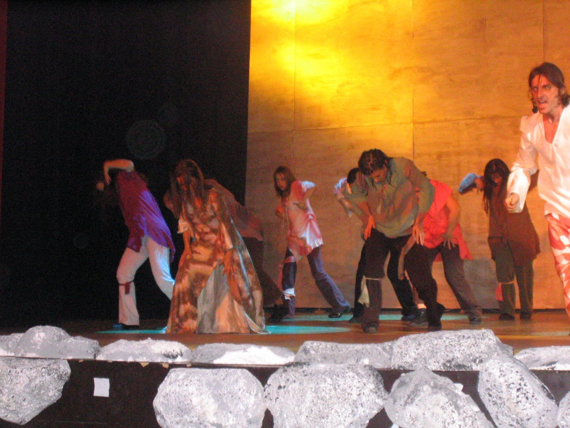 Coro in scena con Esmeralda e Quasimodo davanti al fondale dorato