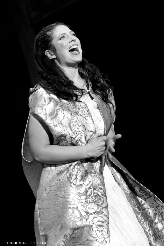 Giulietta in abito ricamato canta in bianco e nero