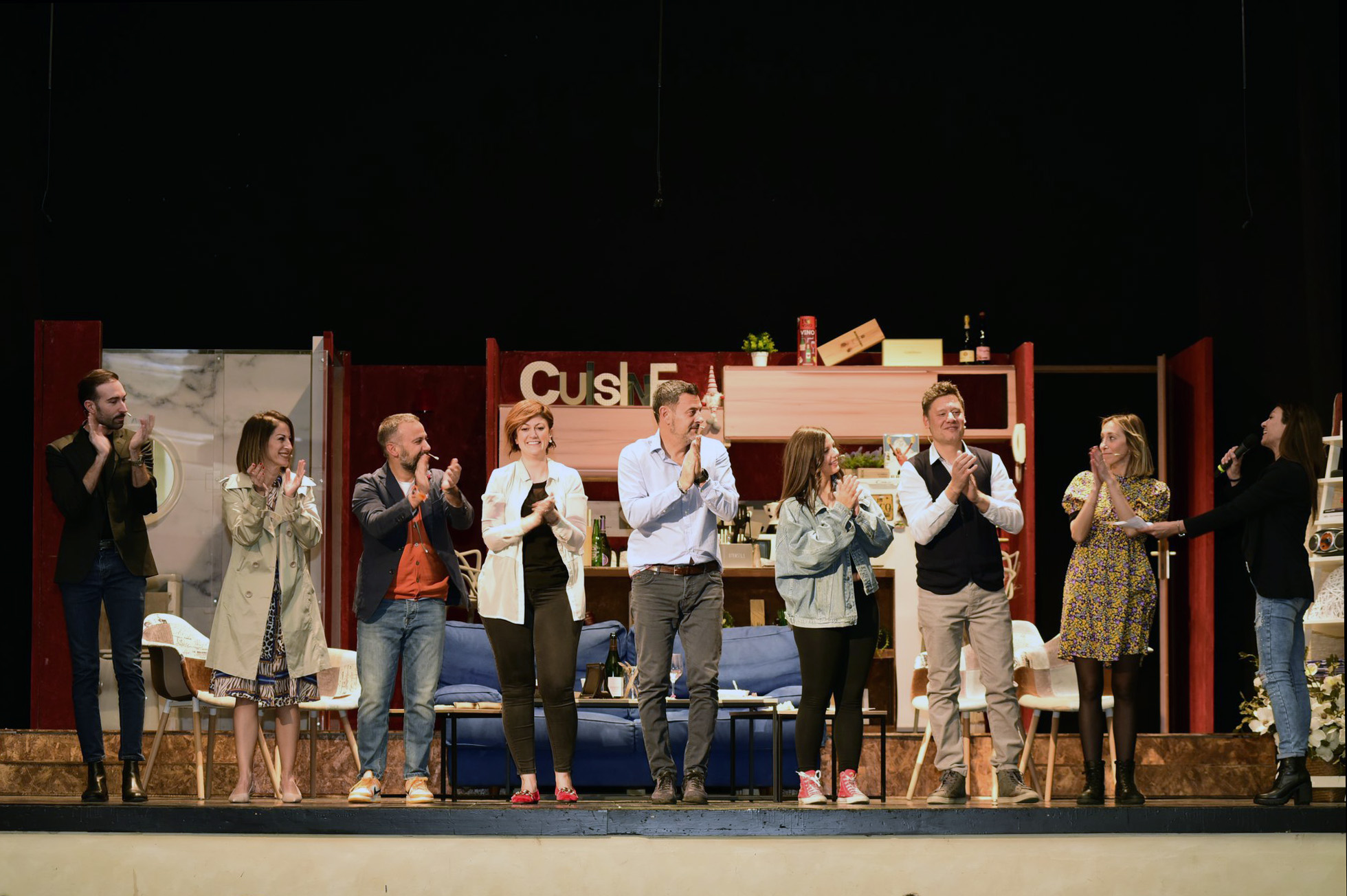 Applauso finale della compagnia rivolto al pubblico