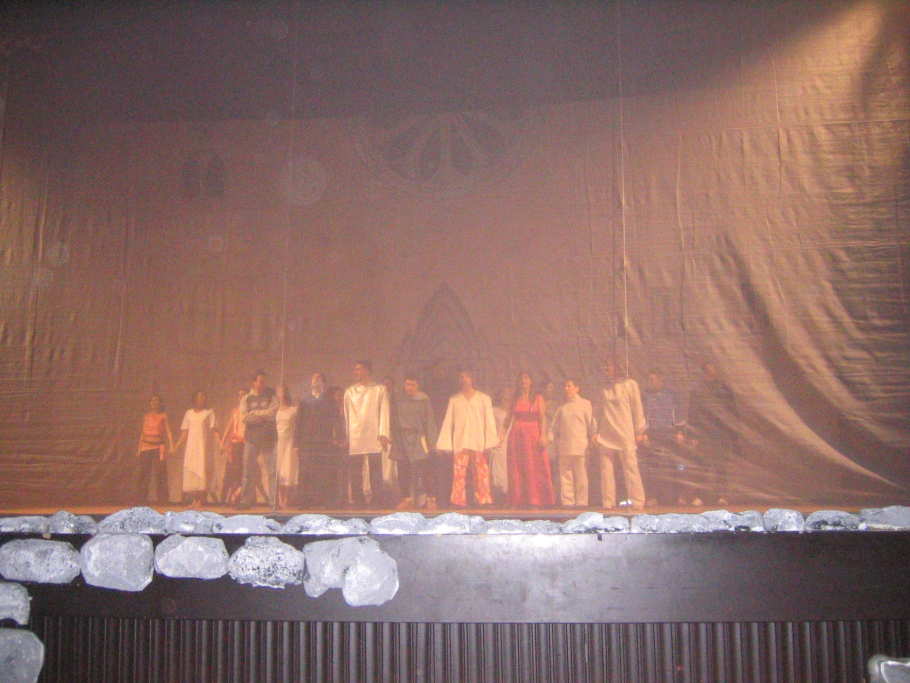 Cast al completo dietro un velo di fumo davanti al fondale di Notre-Dame